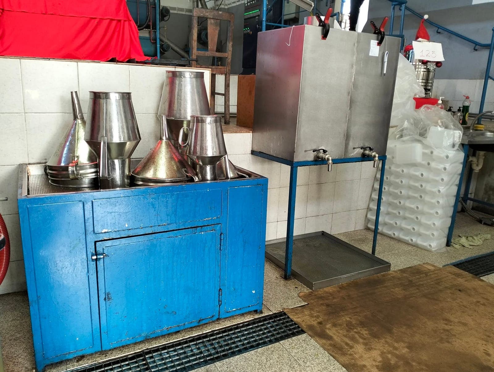 Funis e o depósito de onde se enche o azeite dos clientes