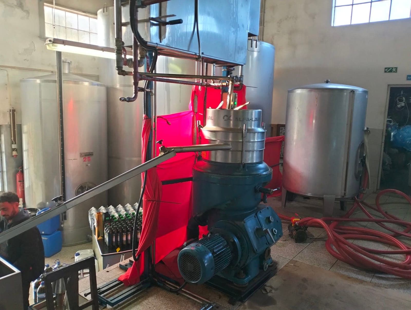 O separador centrífugo, com os depósitos de inox ao fundo