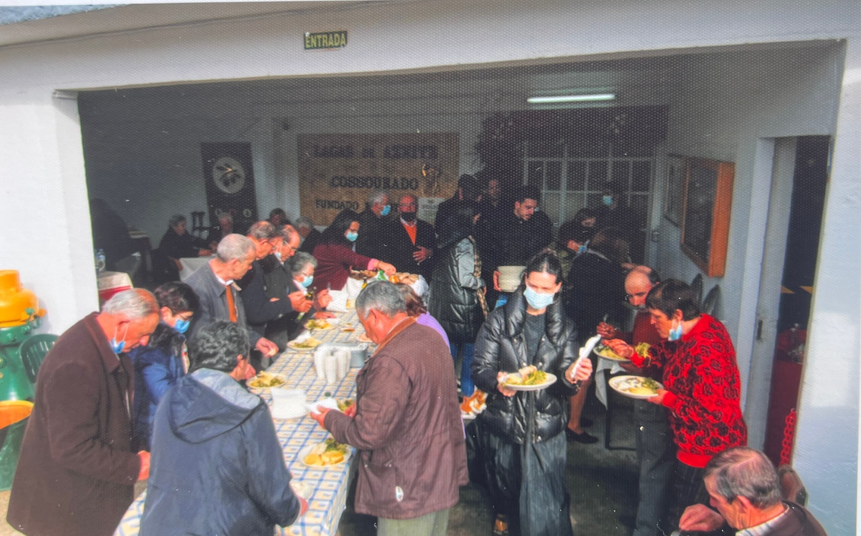 O almoço partilhado da celebração, à entrada do lagar