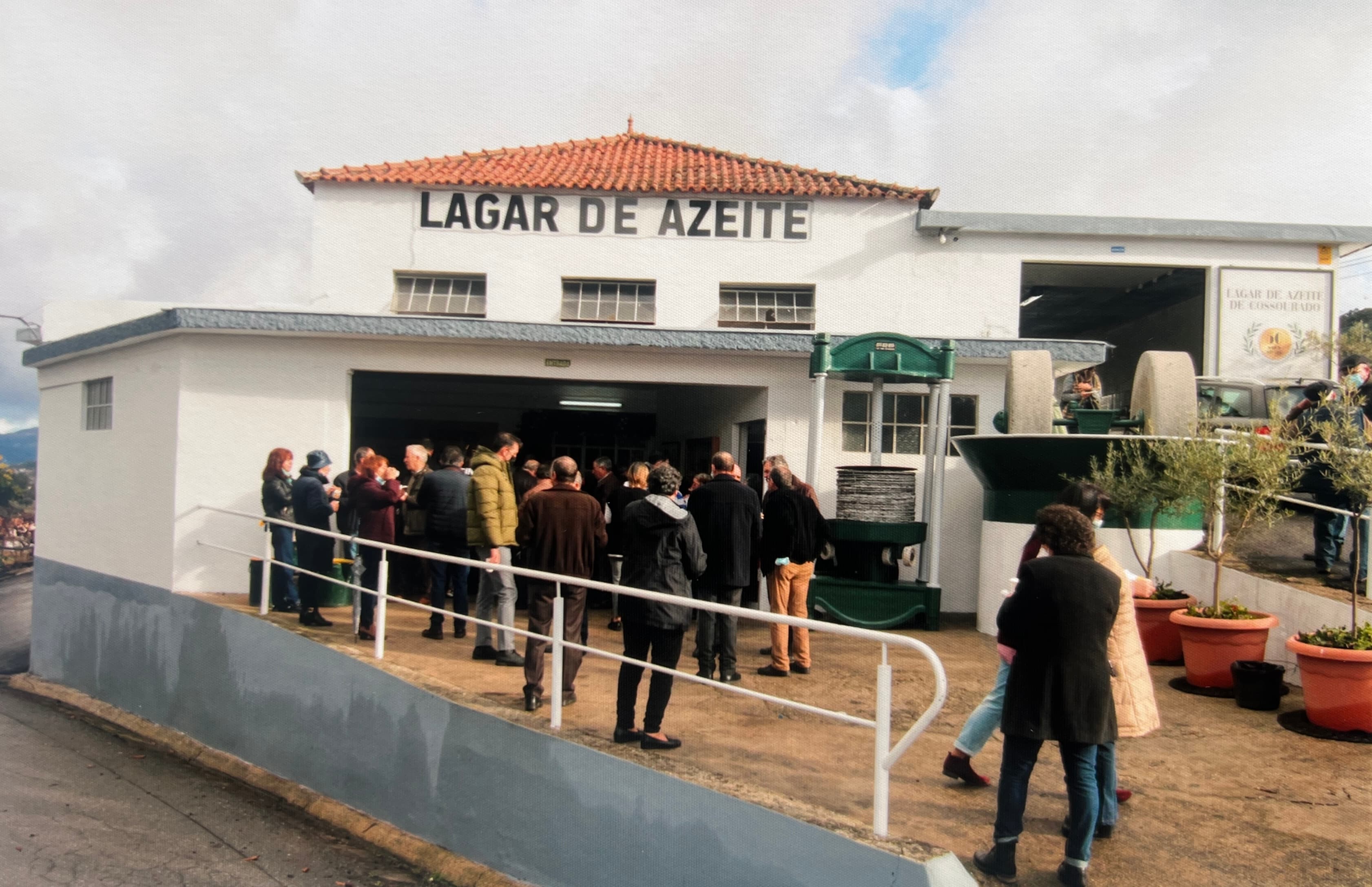 Amigos, família e vizinhos à porta do lagar