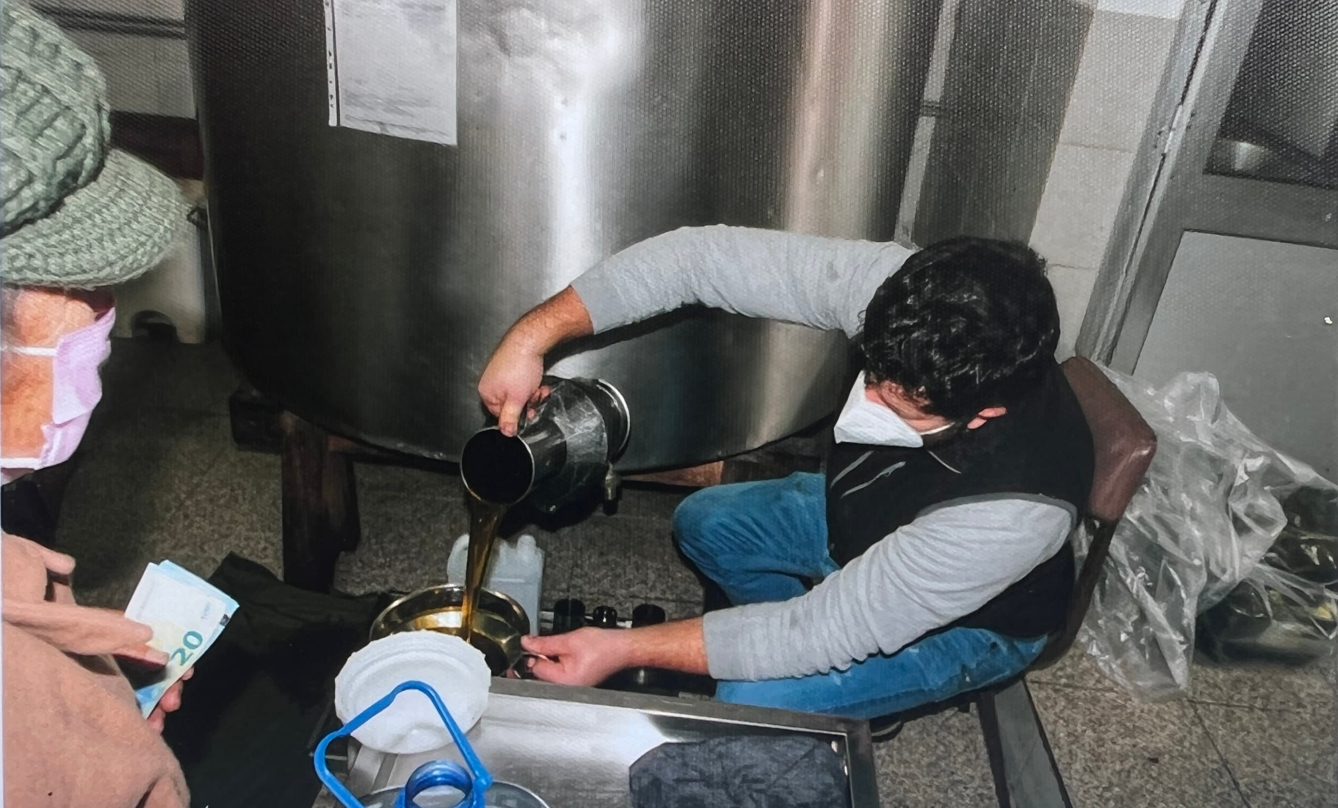 Azeite vertido para o recipiente de um cliente