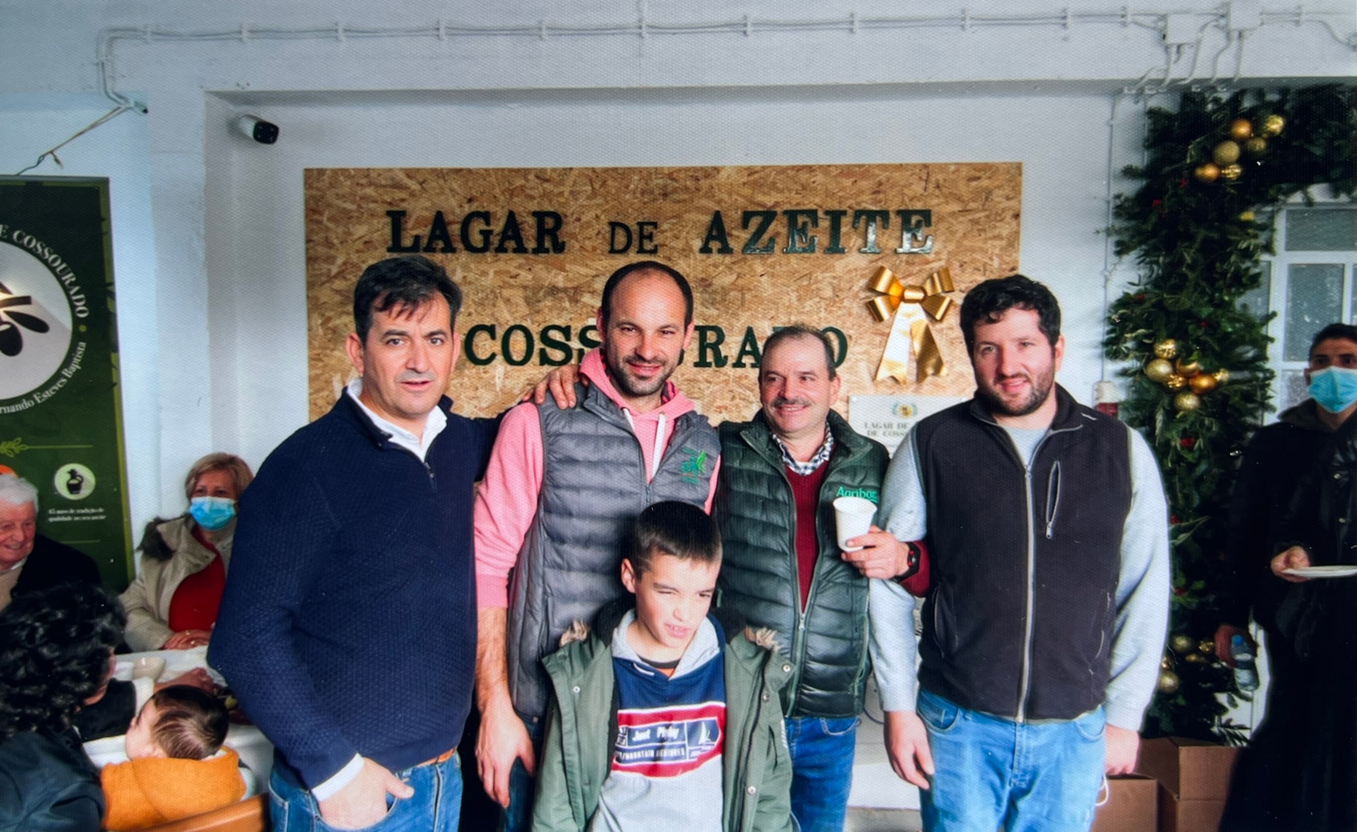 Colaboradores do lagar em frente à nova placa