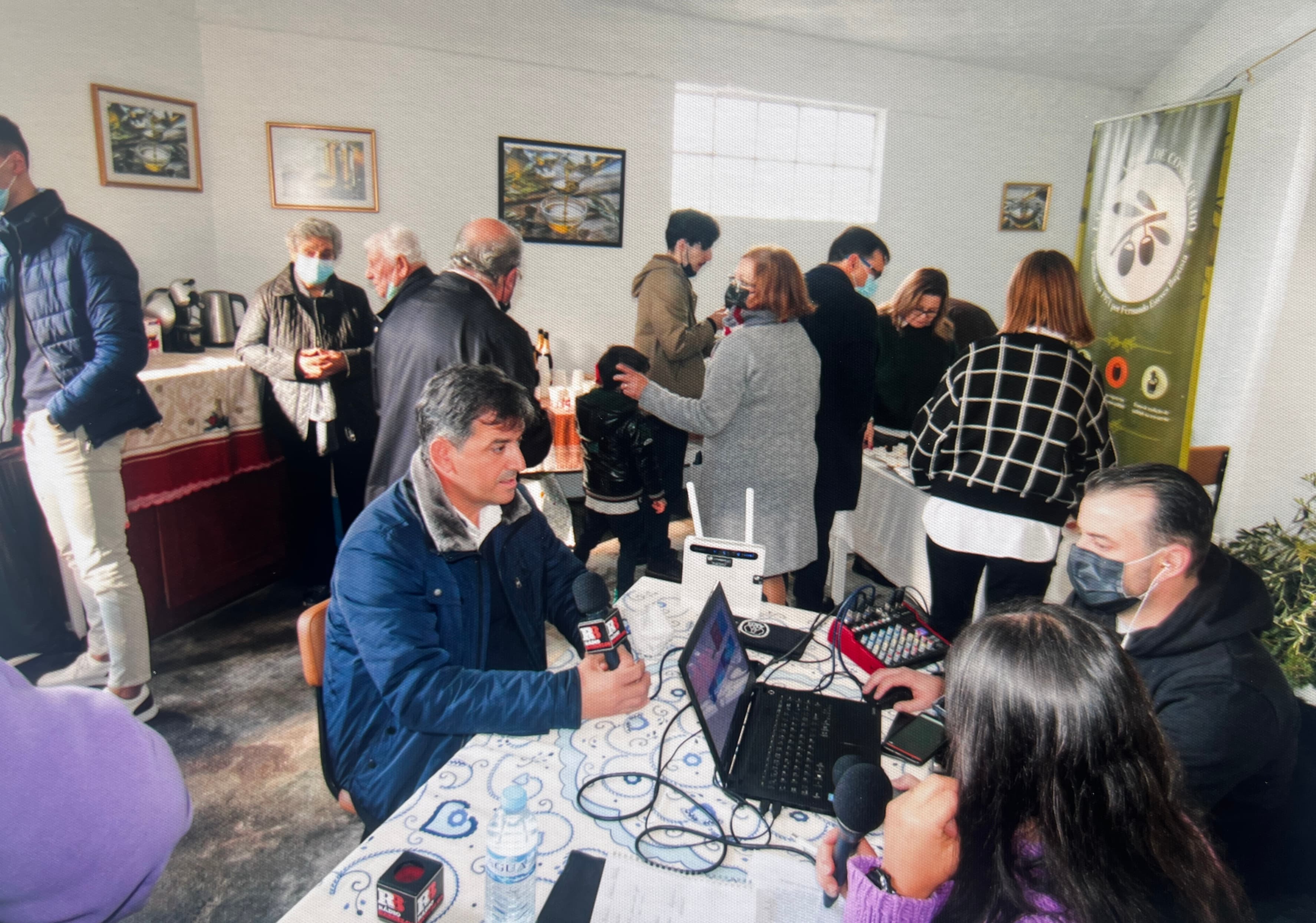 Uma emissão de rádio em direto no lagar